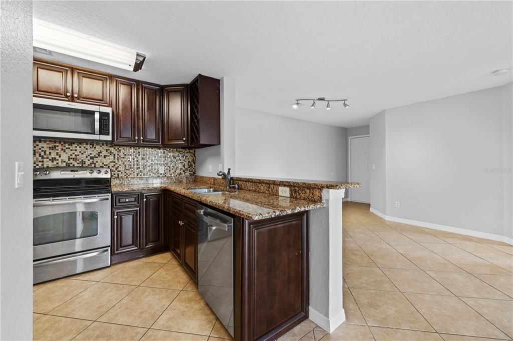 For Sale: $210,000 (2 beds, 2 baths, 1003 Square Feet)