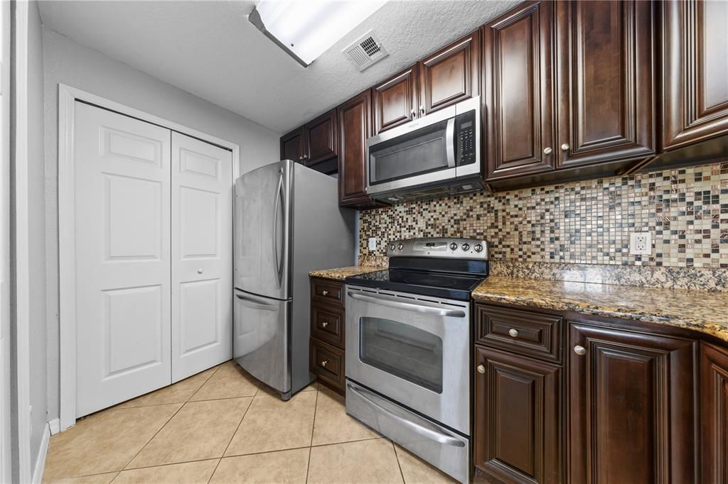 For Sale: $210,000 (2 beds, 2 baths, 1003 Square Feet)