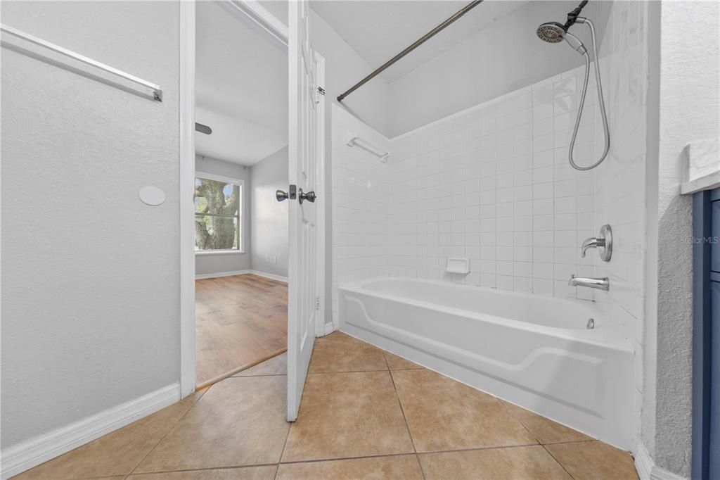 For Sale: $210,000 (2 beds, 2 baths, 1003 Square Feet)