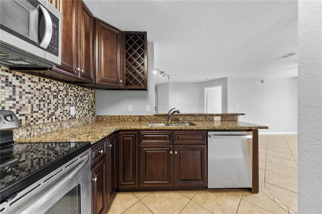 For Sale: $210,000 (2 beds, 2 baths, 1003 Square Feet)