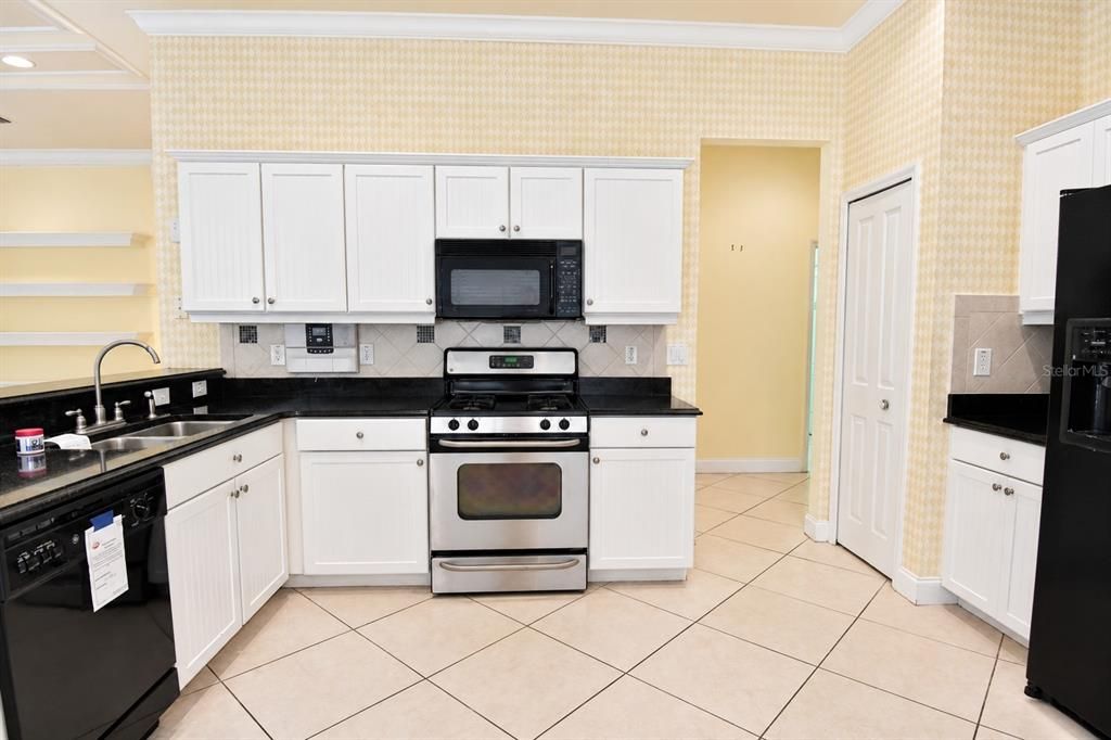 For Sale: $249,000 (2 beds, 2 baths, 1972 Square Feet)