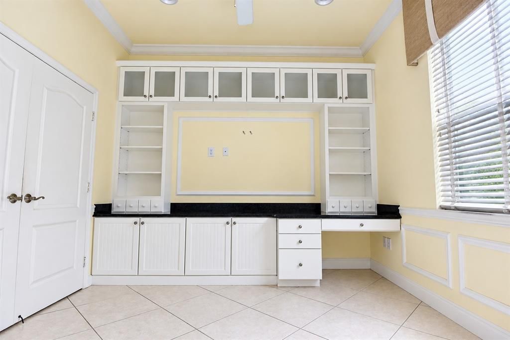 For Sale: $249,000 (2 beds, 2 baths, 1972 Square Feet)
