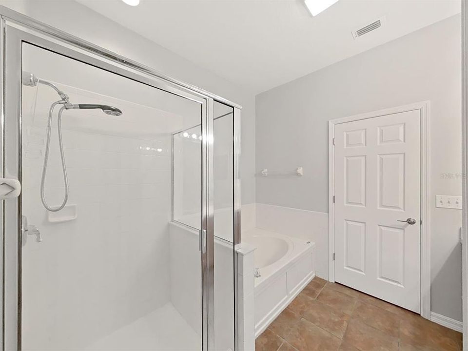For Rent: $2,295 (4 beds, 2 baths, 1917 Square Feet)