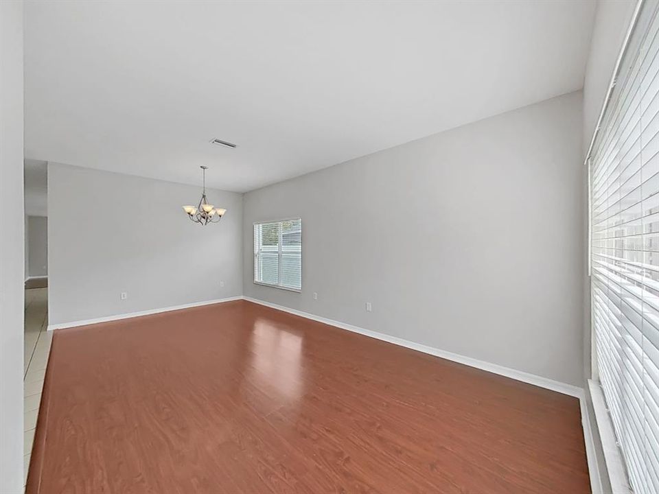 For Rent: $2,295 (4 beds, 2 baths, 1917 Square Feet)