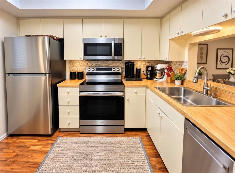 For Sale: $169,900 (2 beds, 2 baths, 940 Square Feet)