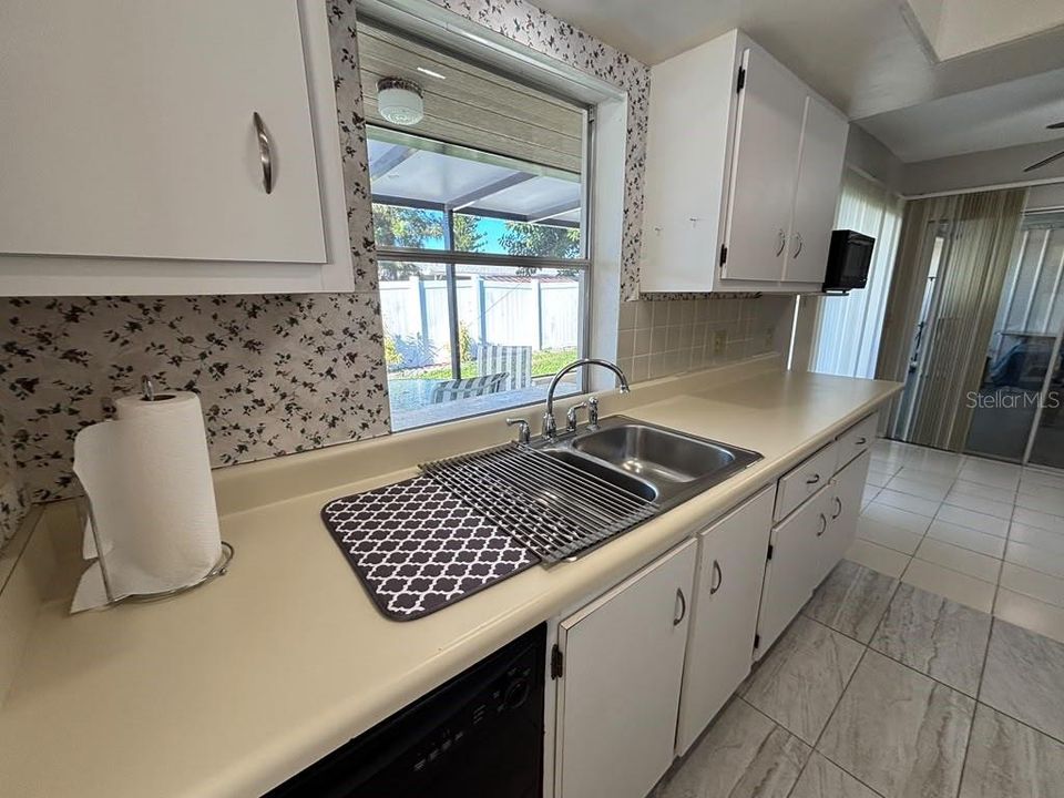 For Sale: $215,000 (3 beds, 2 baths, 1421 Square Feet)