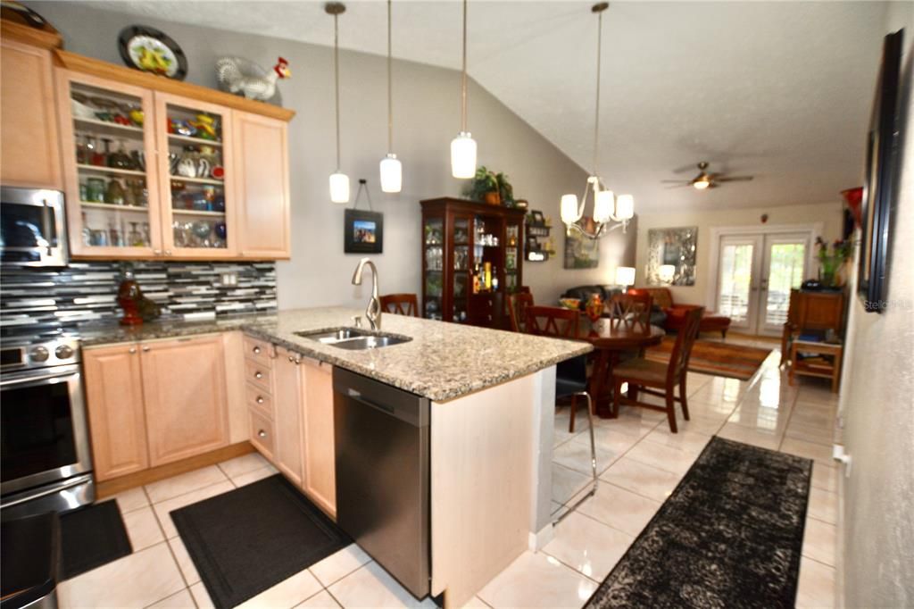 For Sale: $294,900 (2 beds, 2 baths, 1161 Square Feet)