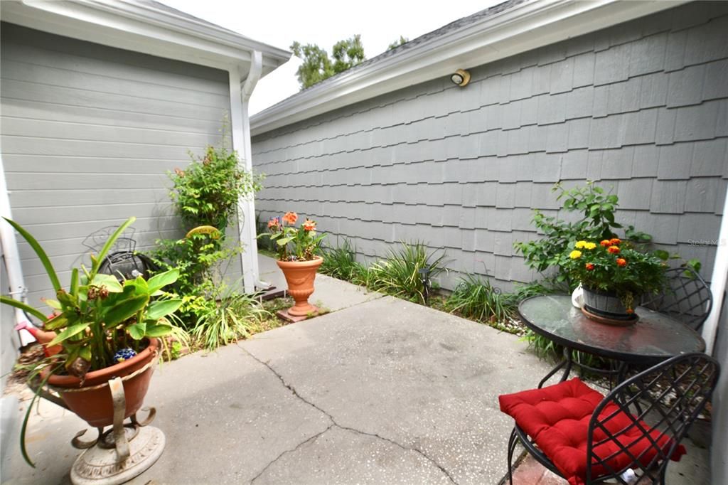 For Sale: $294,900 (2 beds, 2 baths, 1161 Square Feet)