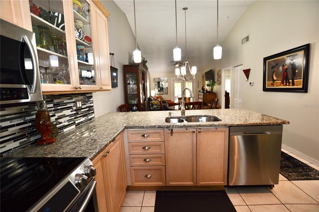 For Sale: $294,900 (2 beds, 2 baths, 1161 Square Feet)