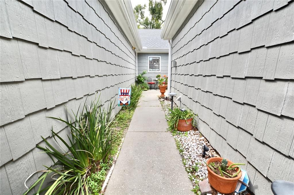 For Sale: $294,900 (2 beds, 2 baths, 1161 Square Feet)
