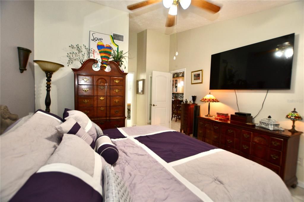 For Sale: $294,900 (2 beds, 2 baths, 1161 Square Feet)