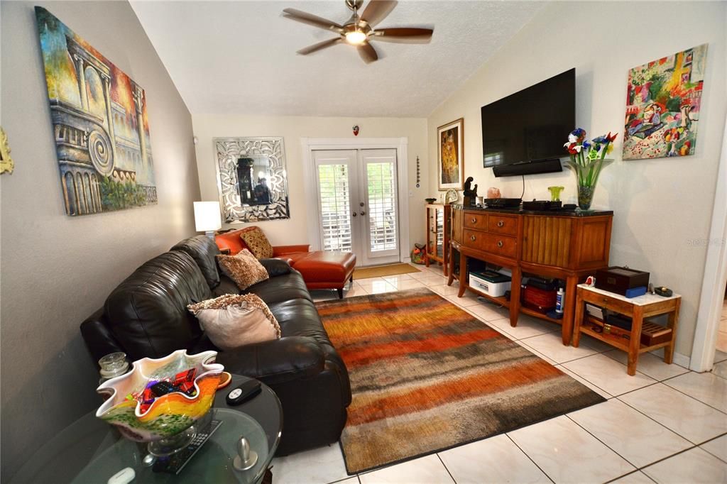 For Sale: $294,900 (2 beds, 2 baths, 1161 Square Feet)
