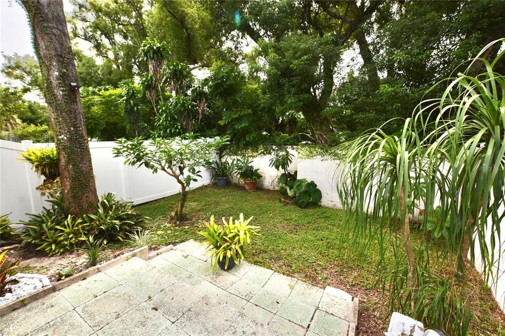 For Sale: $294,900 (2 beds, 2 baths, 1161 Square Feet)