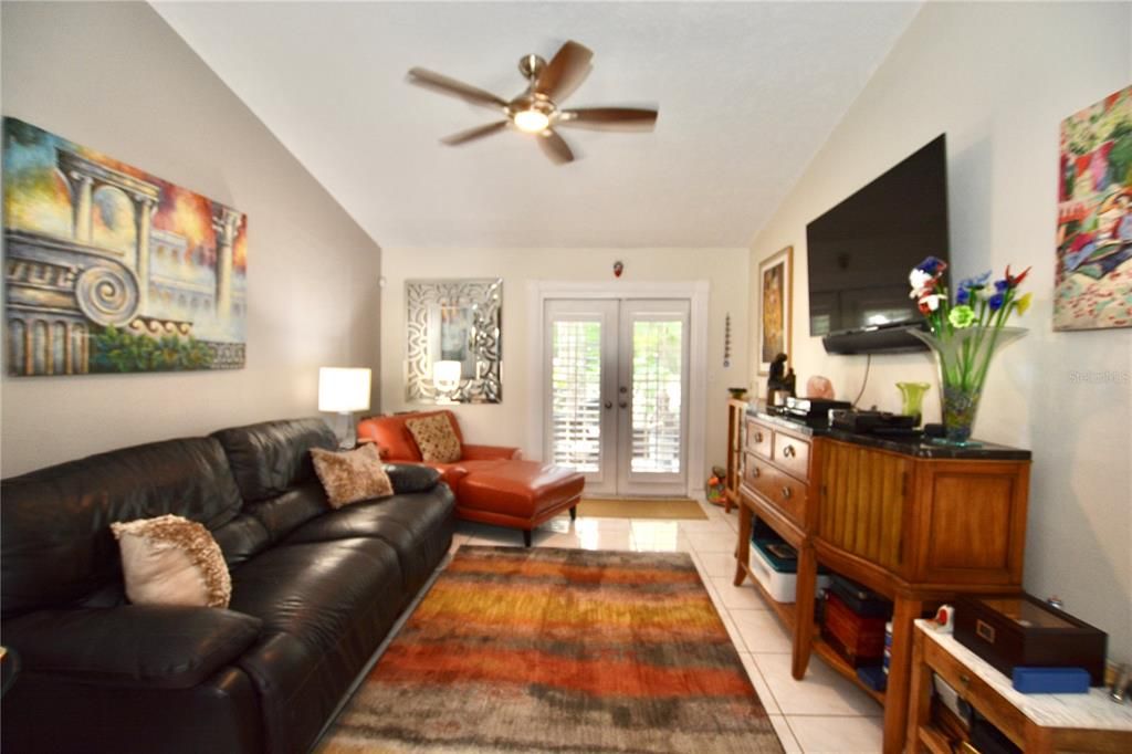 For Sale: $294,900 (2 beds, 2 baths, 1161 Square Feet)