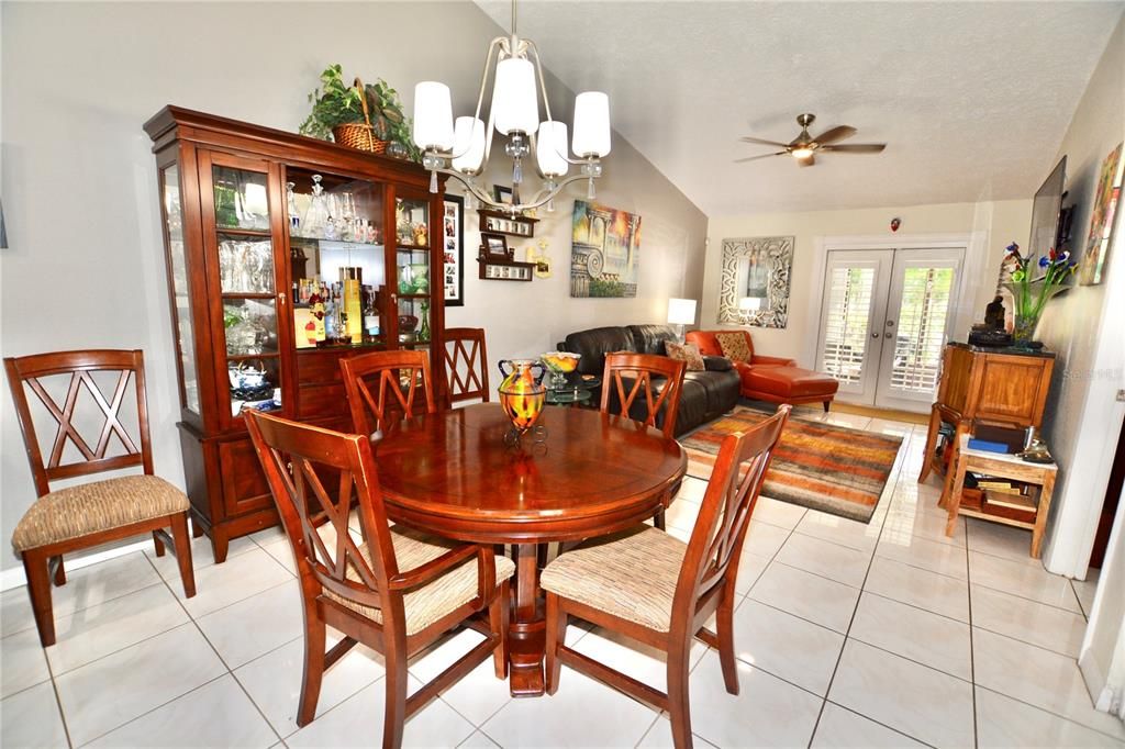 For Sale: $294,900 (2 beds, 2 baths, 1161 Square Feet)