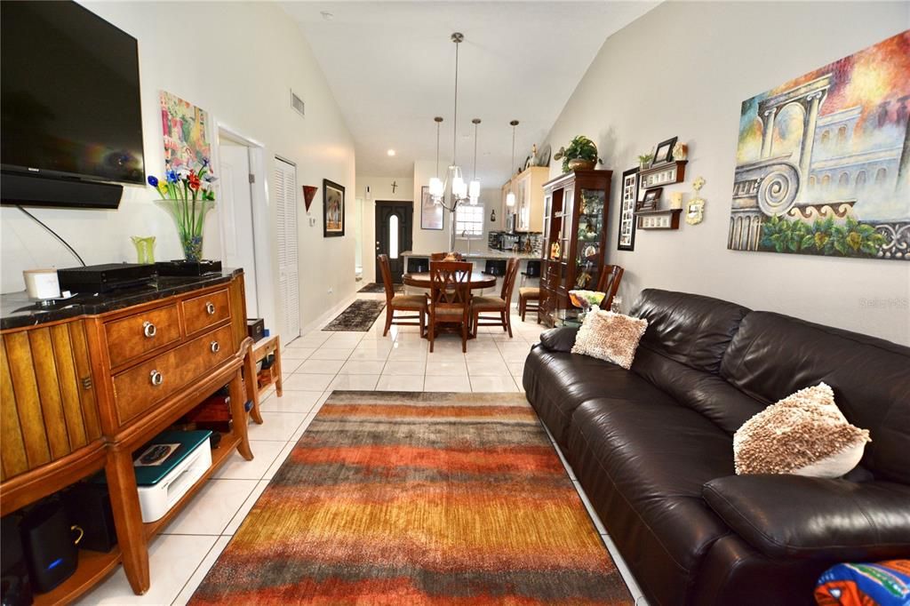 For Sale: $294,900 (2 beds, 2 baths, 1161 Square Feet)