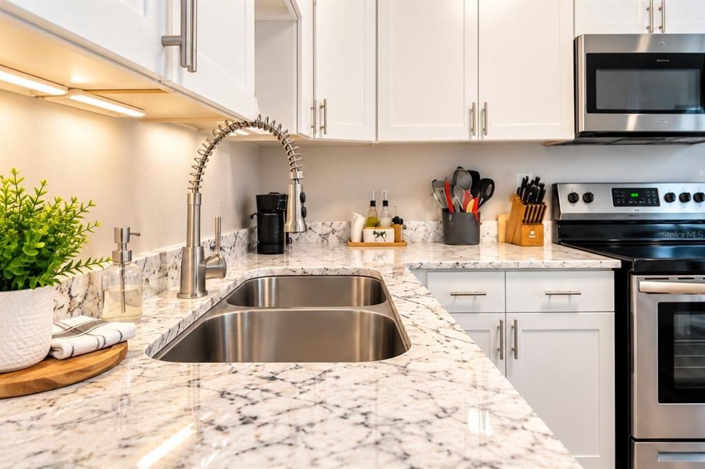 For Sale: $349,000 (3 beds, 1 baths, 1092 Square Feet)