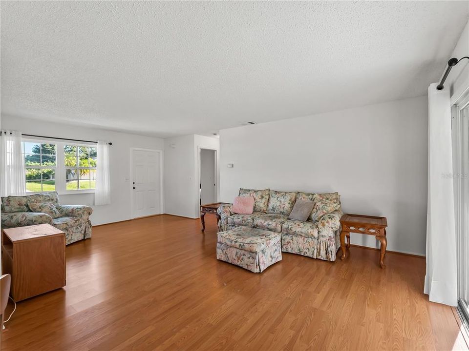 En Venta: $194,500 (3 camas, 2 baños, 904 Pies cuadrados)