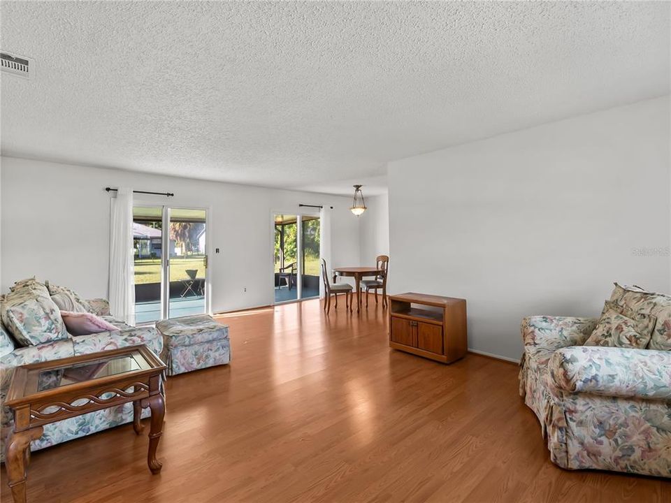 En Venta: $194,500 (3 camas, 2 baños, 904 Pies cuadrados)