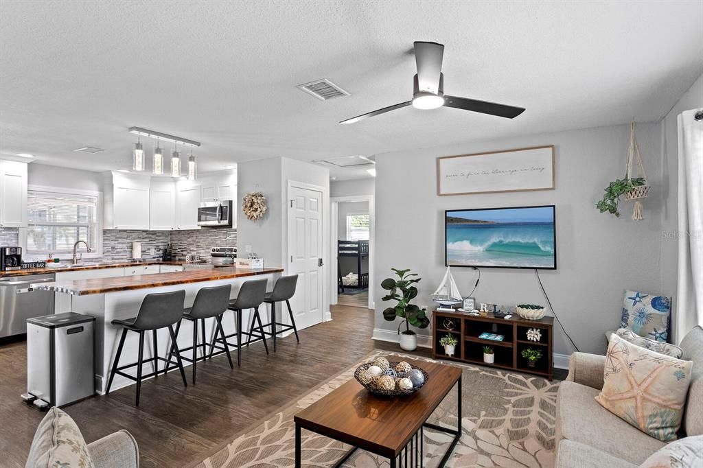 En Venta: $584,900 (4 camas, 2 baños, 1430 Pies cuadrados)