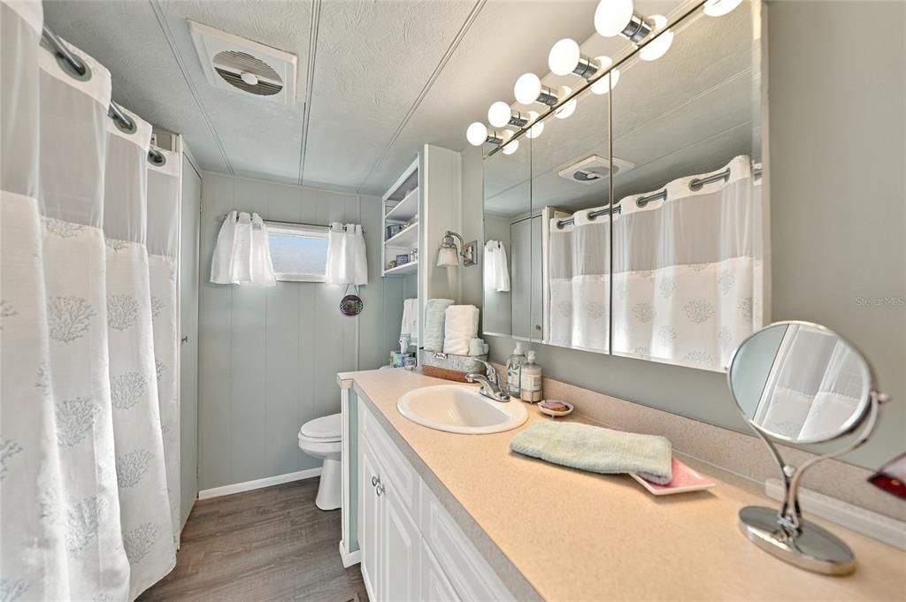 На продажу: $149,900 (2 спален, 2 ванн, 950 Квадратных фут)