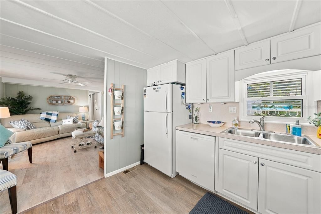 На продажу: $149,900 (2 спален, 2 ванн, 950 Квадратных фут)