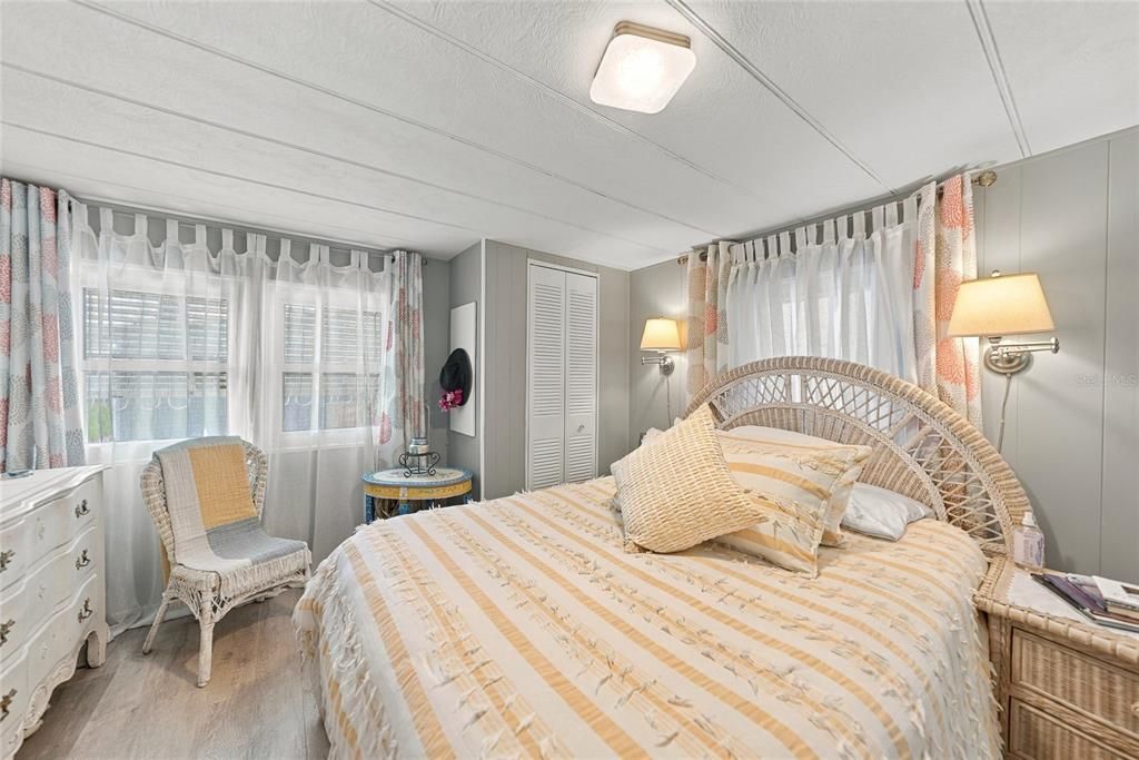 На продажу: $149,900 (2 спален, 2 ванн, 950 Квадратных фут)