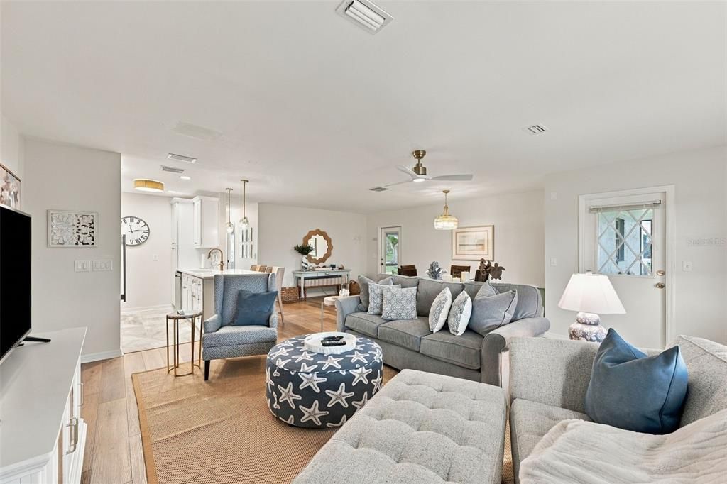 For Sale: $179,000 (2 beds, 2 baths, 1008 Square Feet)