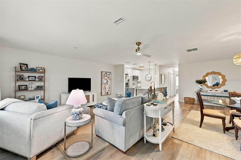 For Sale: $179,000 (2 beds, 2 baths, 1008 Square Feet)