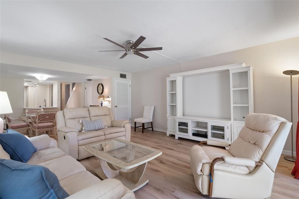 For Sale: $175,000 (2 beds, 2 baths, 1320 Square Feet)