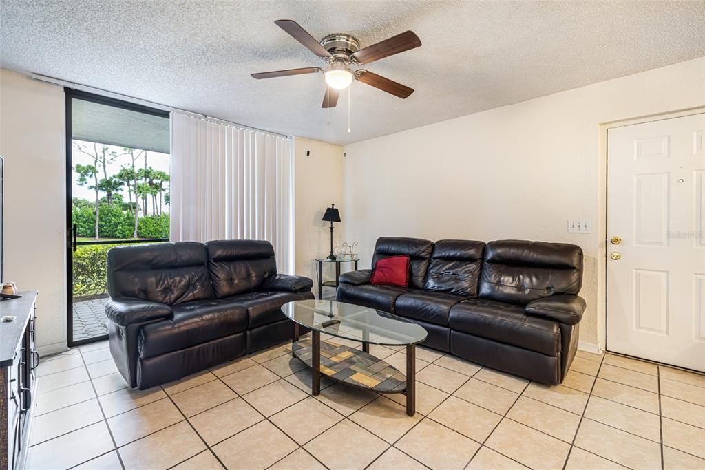 For Rent: $1,950 (1 beds, 1 baths, 680 Square Feet)
