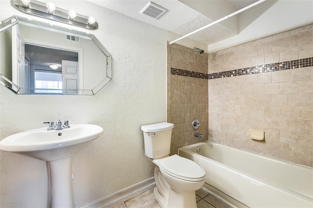 For Rent: $1,950 (1 beds, 1 baths, 680 Square Feet)