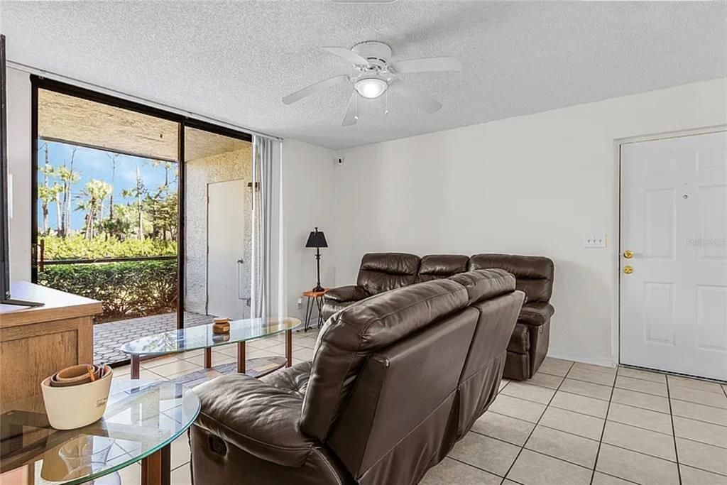 For Rent: $1,950 (1 beds, 1 baths, 680 Square Feet)