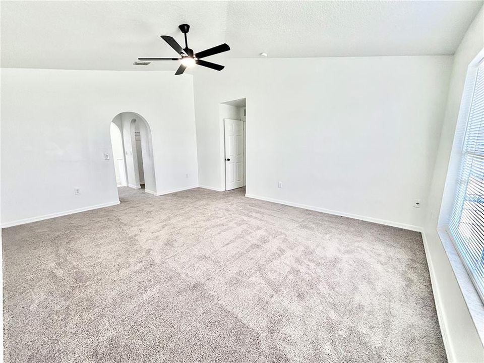 En Venta: $299,000 (4 camas, 2 baños, 2242 Pies cuadrados)