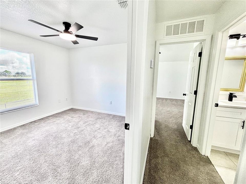 En Venta: $299,000 (4 camas, 2 baños, 2242 Pies cuadrados)
