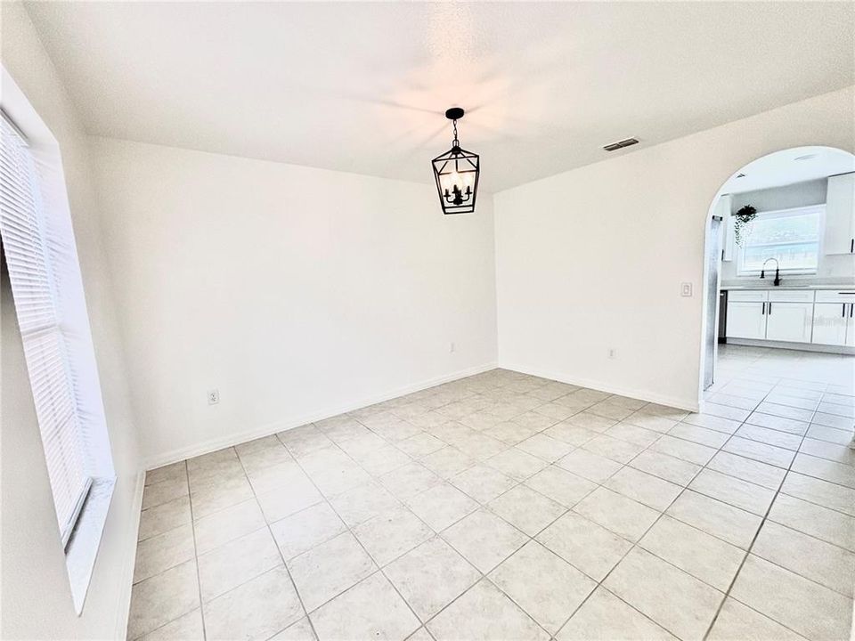 En Venta: $299,000 (4 camas, 2 baños, 2242 Pies cuadrados)