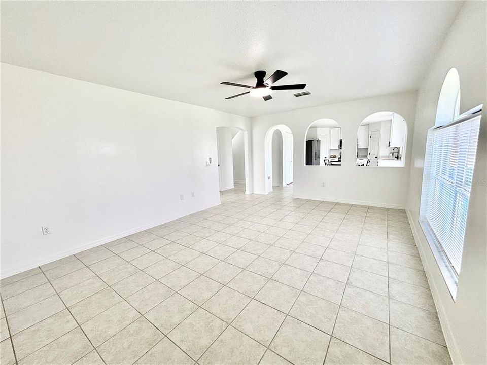 En Venta: $299,000 (4 camas, 2 baños, 2242 Pies cuadrados)
