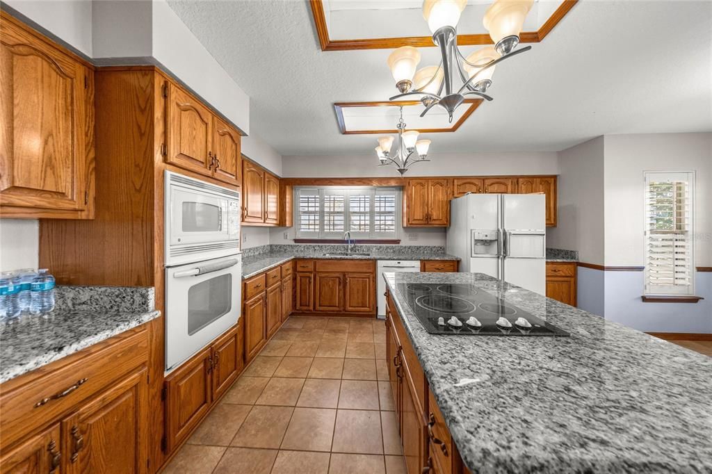 En Venta: $998,000 (4 camas, 2 baños, 3237 Pies cuadrados)