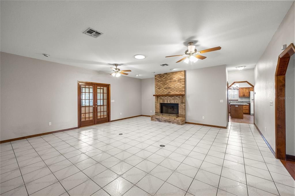 En Venta: $998,000 (4 camas, 2 baños, 3237 Pies cuadrados)