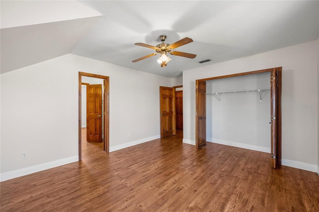 En Venta: $998,000 (4 camas, 2 baños, 3237 Pies cuadrados)