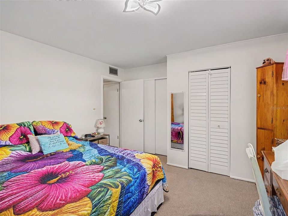 For Sale: $129,000 (2 beds, 2 baths, 966 Square Feet)