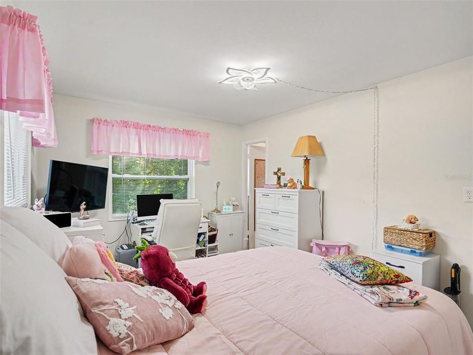 For Sale: $129,000 (2 beds, 2 baths, 966 Square Feet)