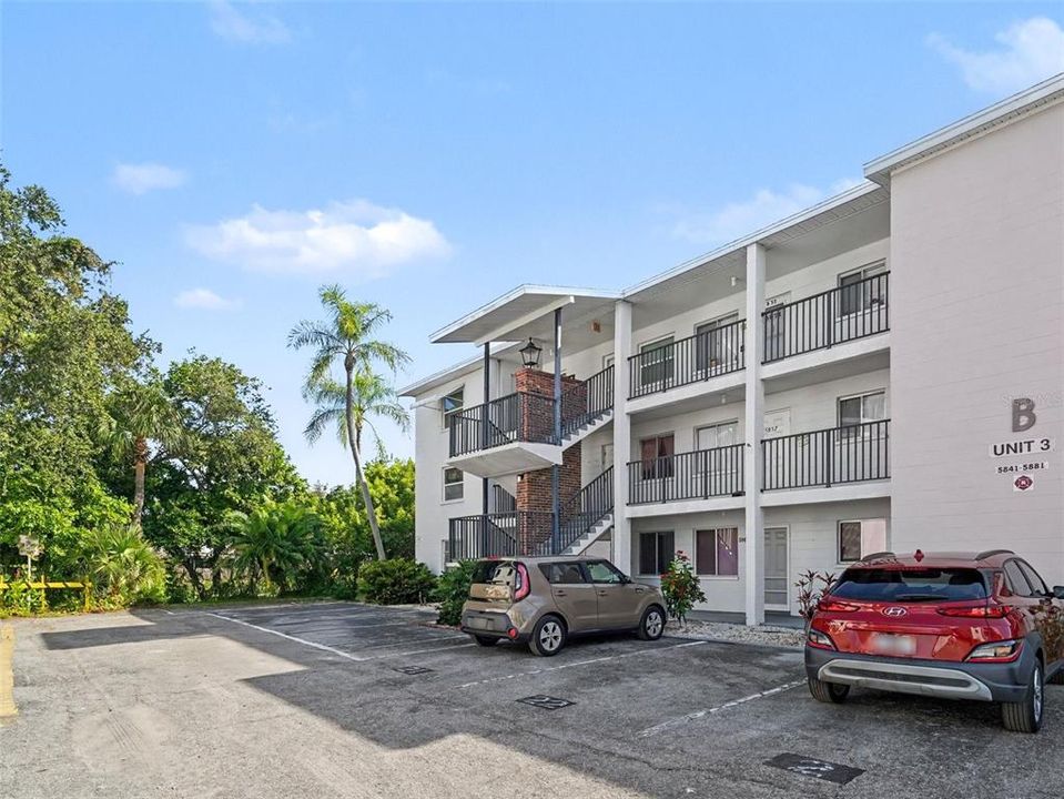 For Sale: $129,000 (2 beds, 2 baths, 966 Square Feet)