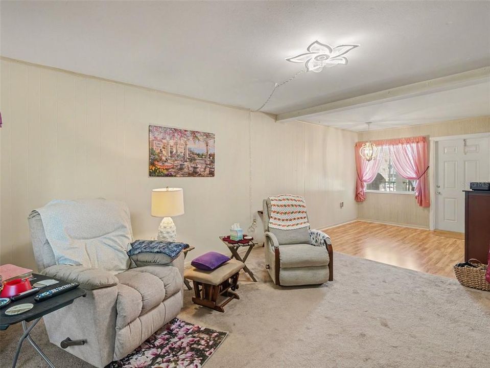 For Sale: $129,000 (2 beds, 2 baths, 966 Square Feet)