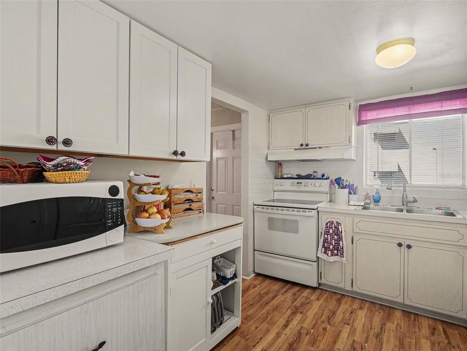 For Sale: $129,000 (2 beds, 2 baths, 966 Square Feet)