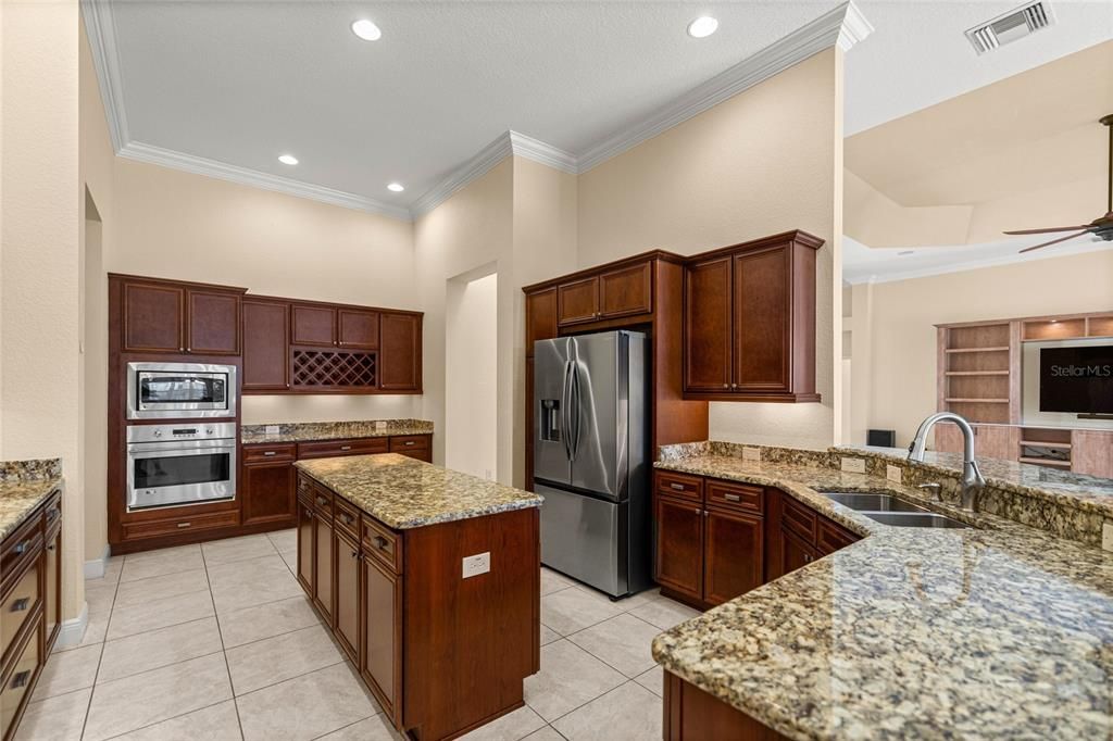 En Venta: $949,900 (3 camas, 2 baños, 2680 Pies cuadrados)