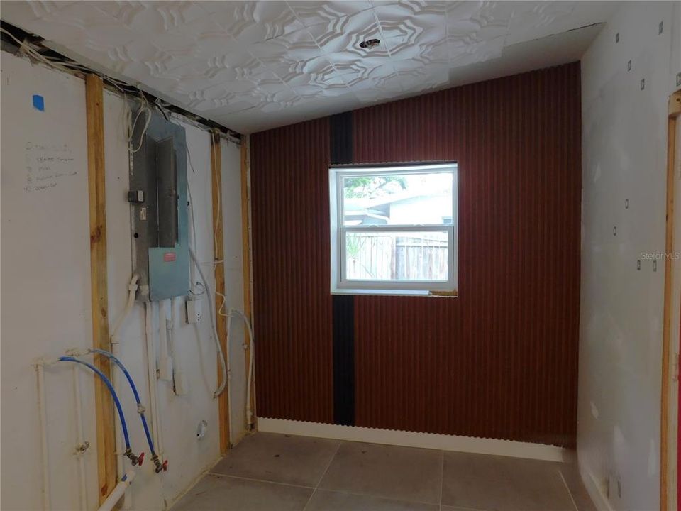 На продажу: $199,900 (2 спален, 1 ванн, 723 Квадратных фут)