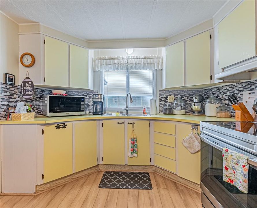 На продажу: $164,900 (2 спален, 2 ванн, 784 Квадратных фут)
