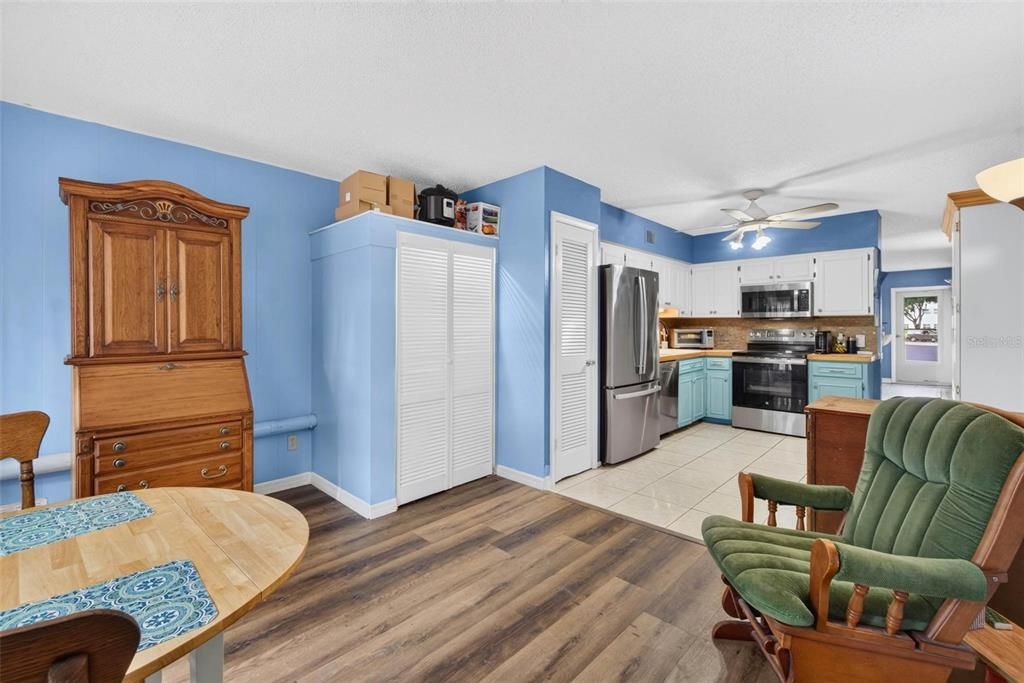 На продажу: $169,900 (2 спален, 2 ванн, 1070 Квадратных фут)
