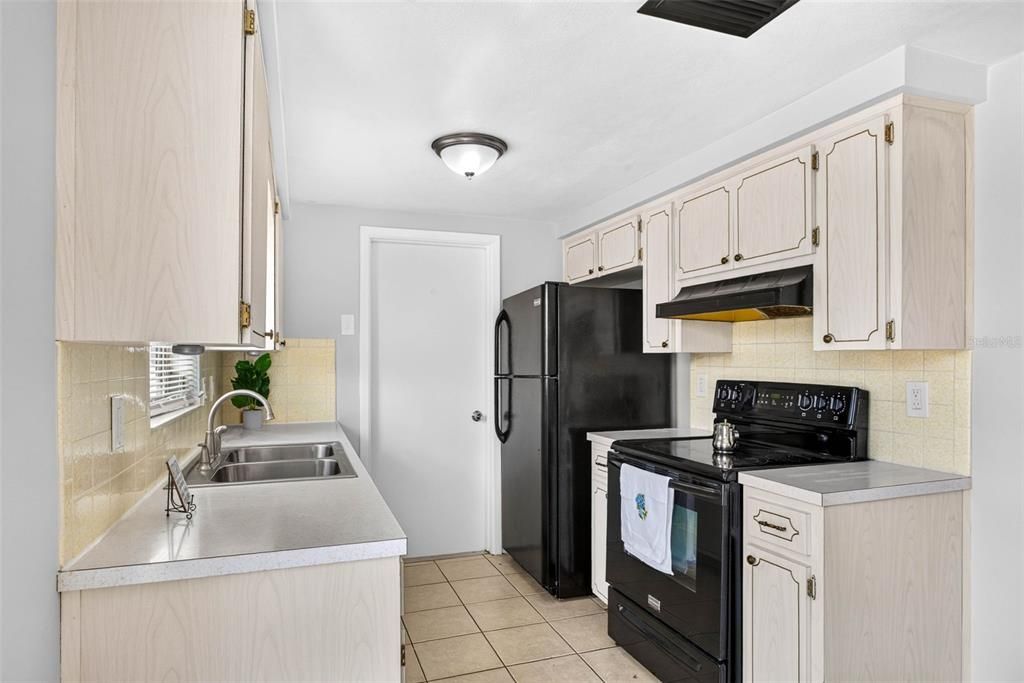 For Rent: $1,450 (2 beds, 1 baths, 840 Square Feet)